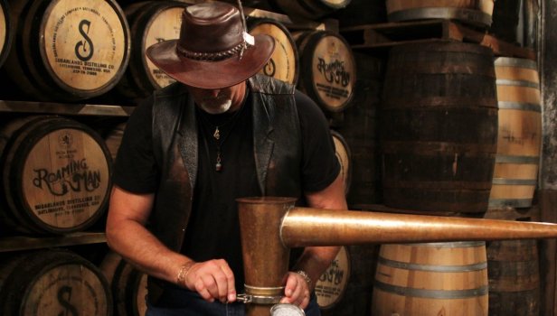 Alcool de contrebande : le meilleur distillateur - saison 2 ...