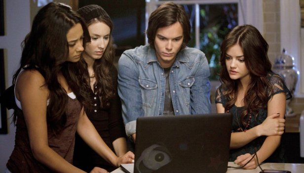 Pretty Little Liars Saison 2 Épisode 15 - La surprise tombe à l'eau
