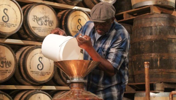 Alcool de contrebande : le meilleur distillateur - saison 2 ...